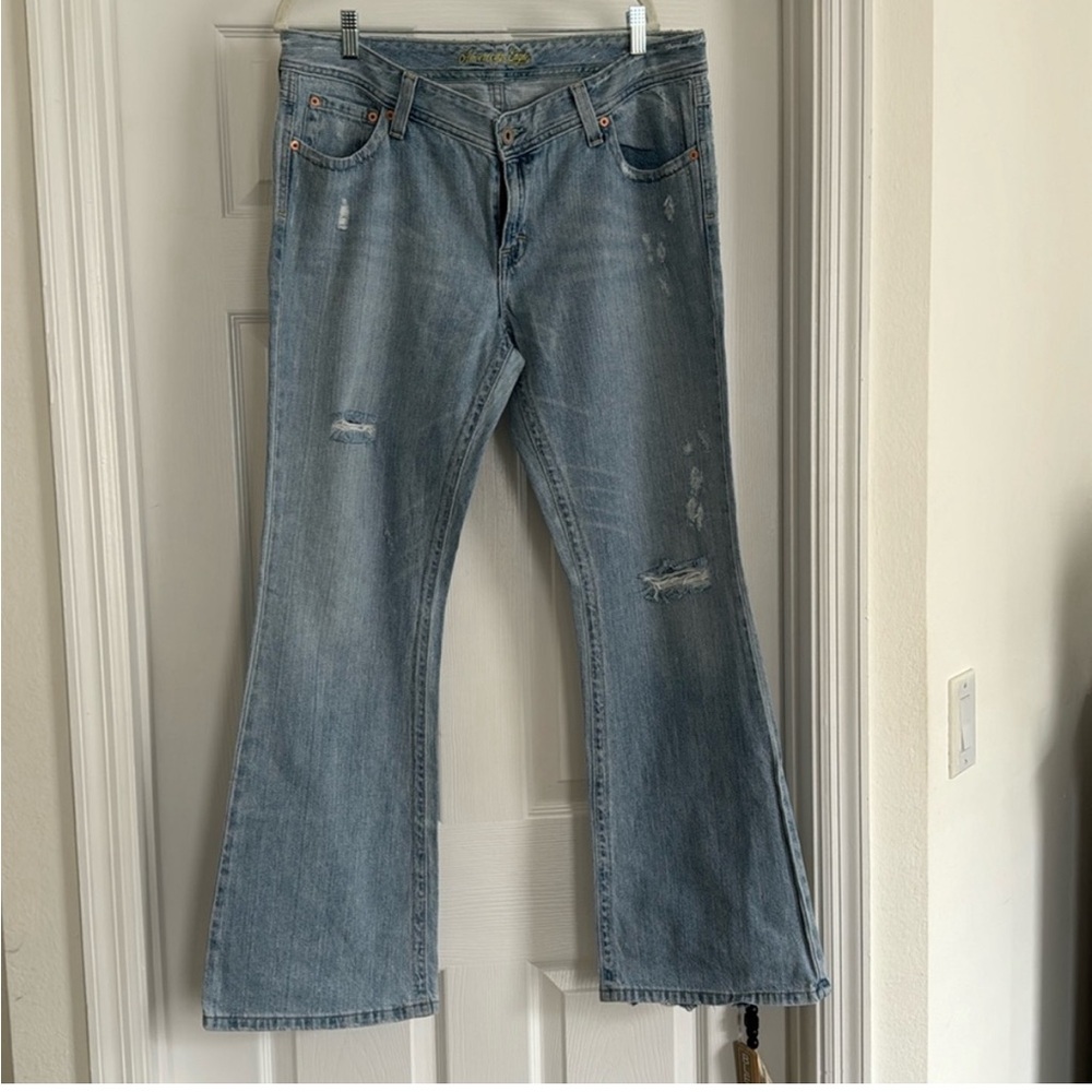 American Eagle distressed women’s jeans